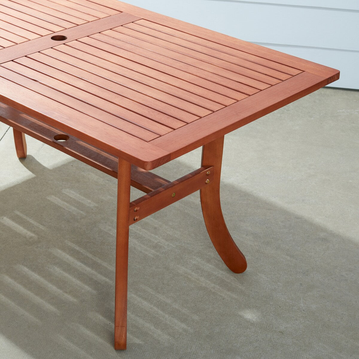 Ensemble table et chaises empilables Hakan Wood Patio avec pieds incurvés