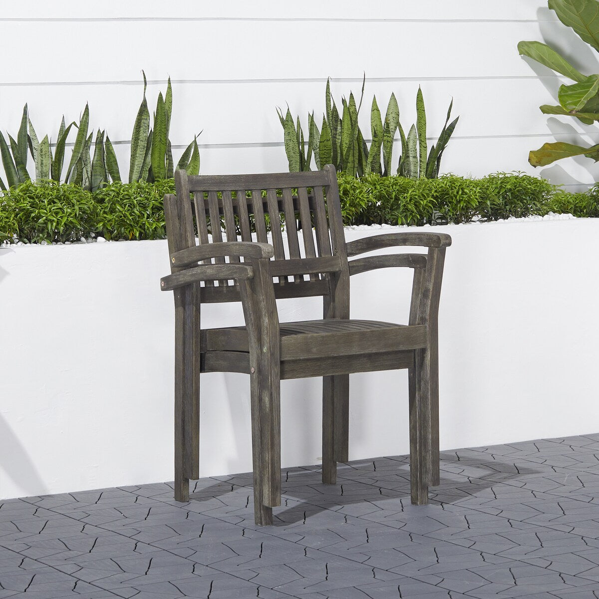 Ensemble table et chaises empilables Hakan Wood Patio avec pieds incurvés