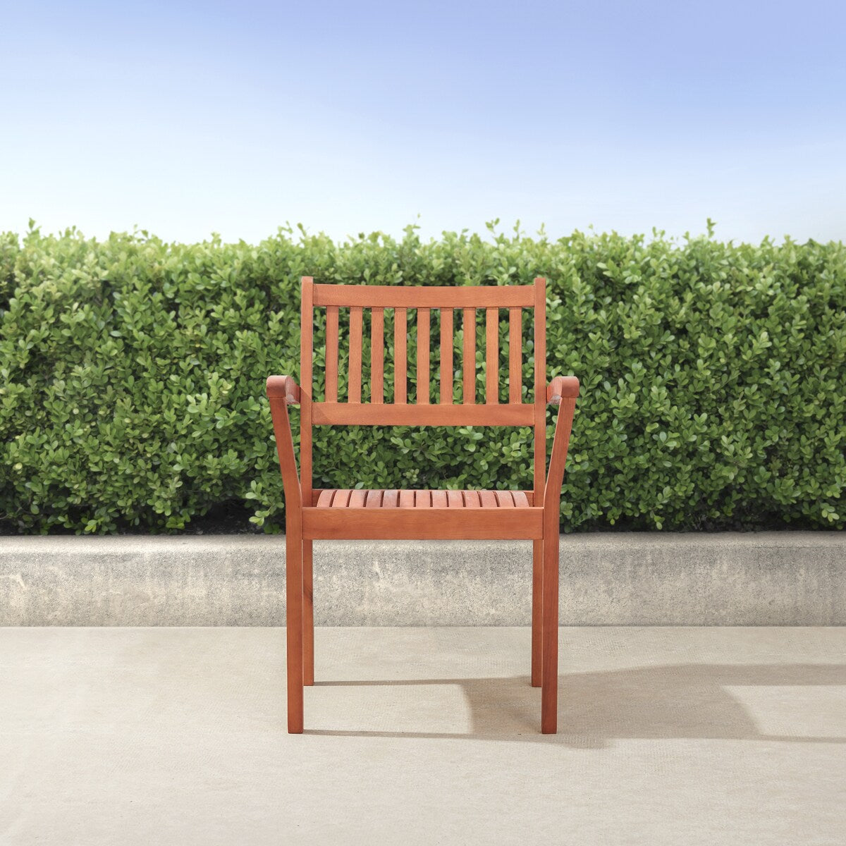 Ensemble table et chaises empilables Hakan Wood Patio avec pieds incurvés