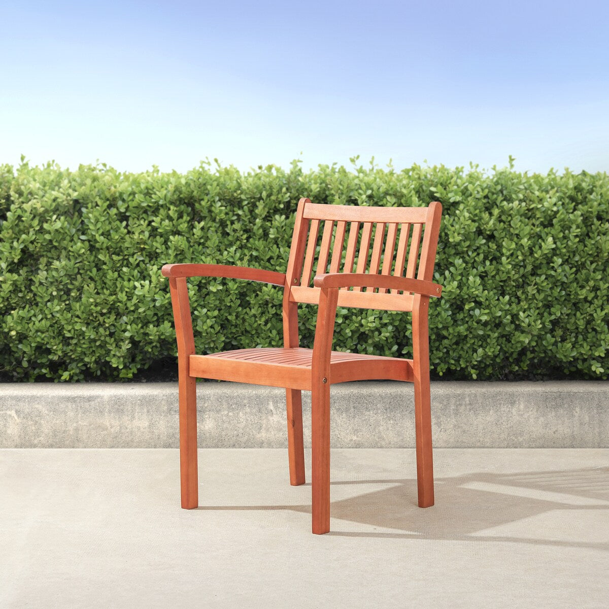 Ensemble table et chaises empilables Hakan Wood Patio avec pieds incurvés