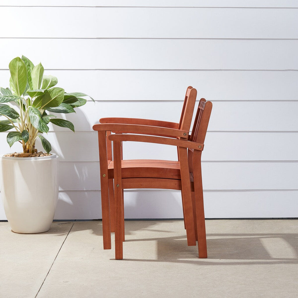 Ensemble table et chaises empilables Hakan Wood Patio avec pieds incurvés