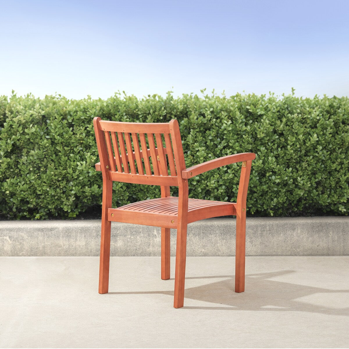 Ensemble table et chaises empilables Hakan Wood Patio avec pieds incurvés