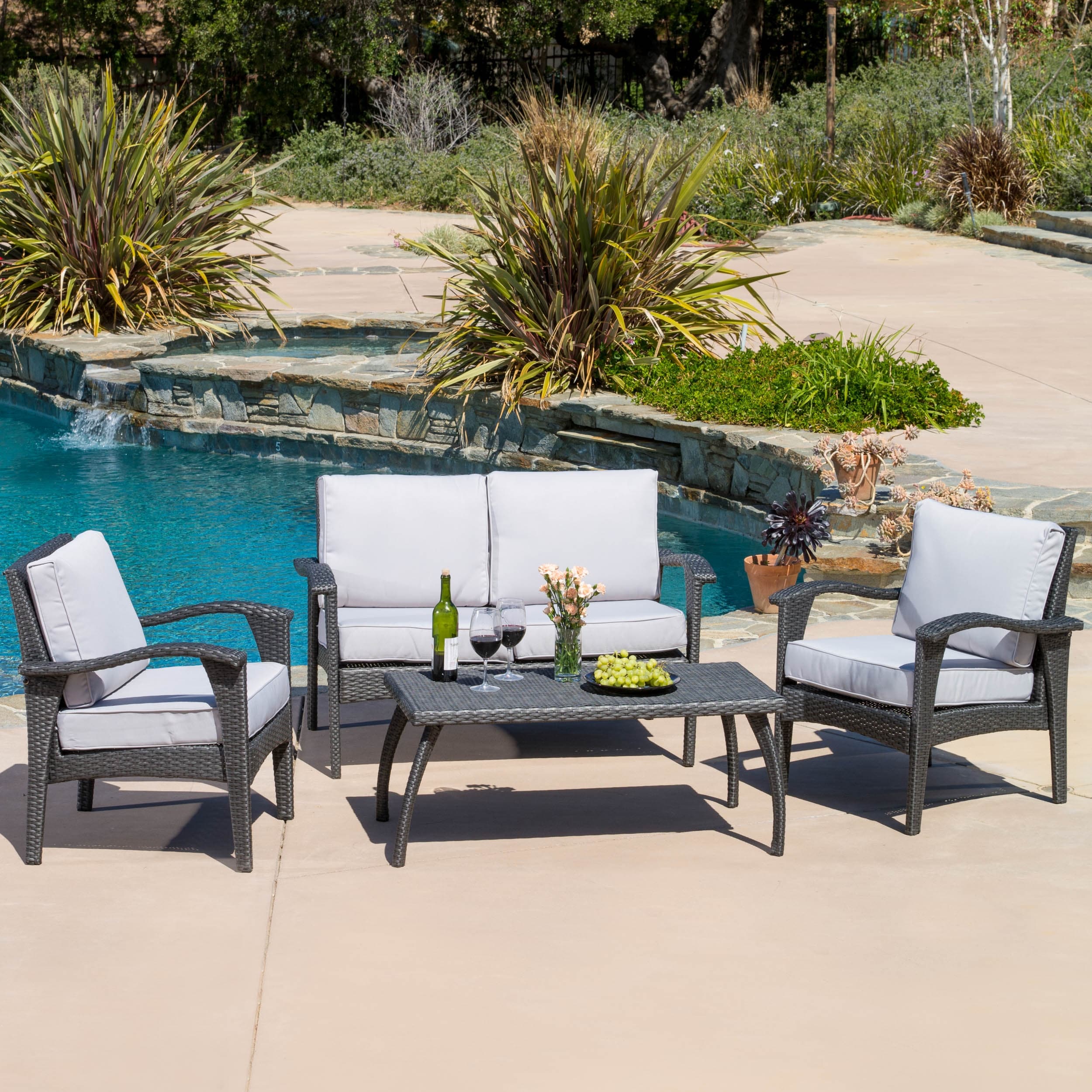 Ensemble de 4 chaises d'extérieur Honolulu en osier avec coussins par Christopher Knight Home