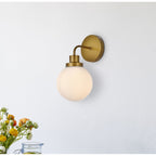 Applique de salle de bain Hudson à 1 lumière avec abat-jour globe givré