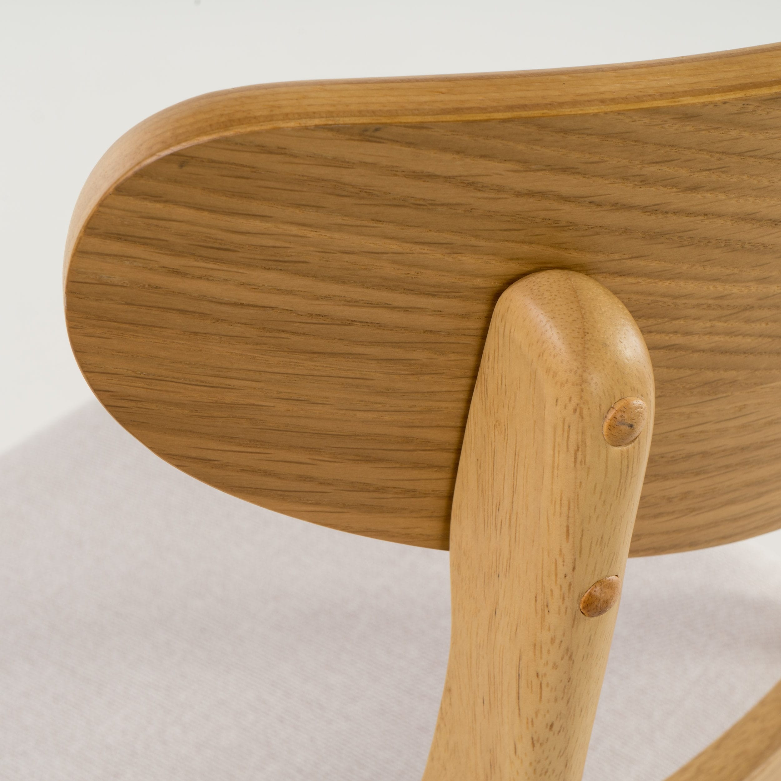 Chaise de salle à manger Abrielle en bois d'hévéa rembourrée, style milieu de siècle, par Christopher Knight Home (lot de 2)