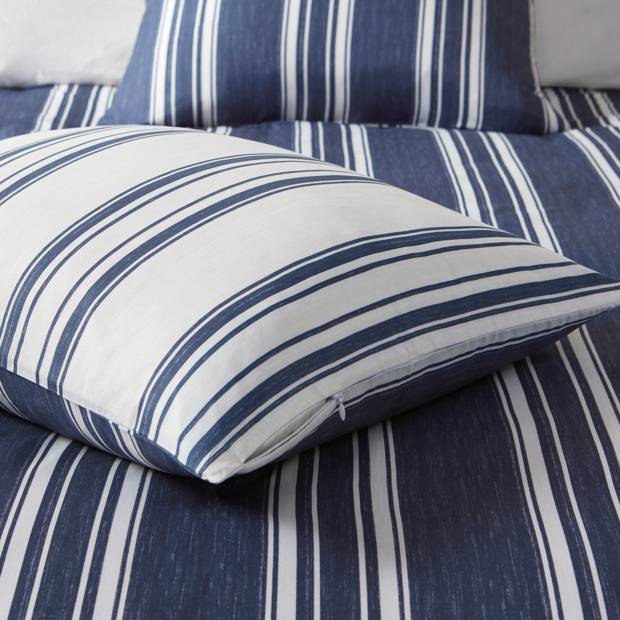 Parure de lit réversible à rayures bleu marine Miles au design intelligent