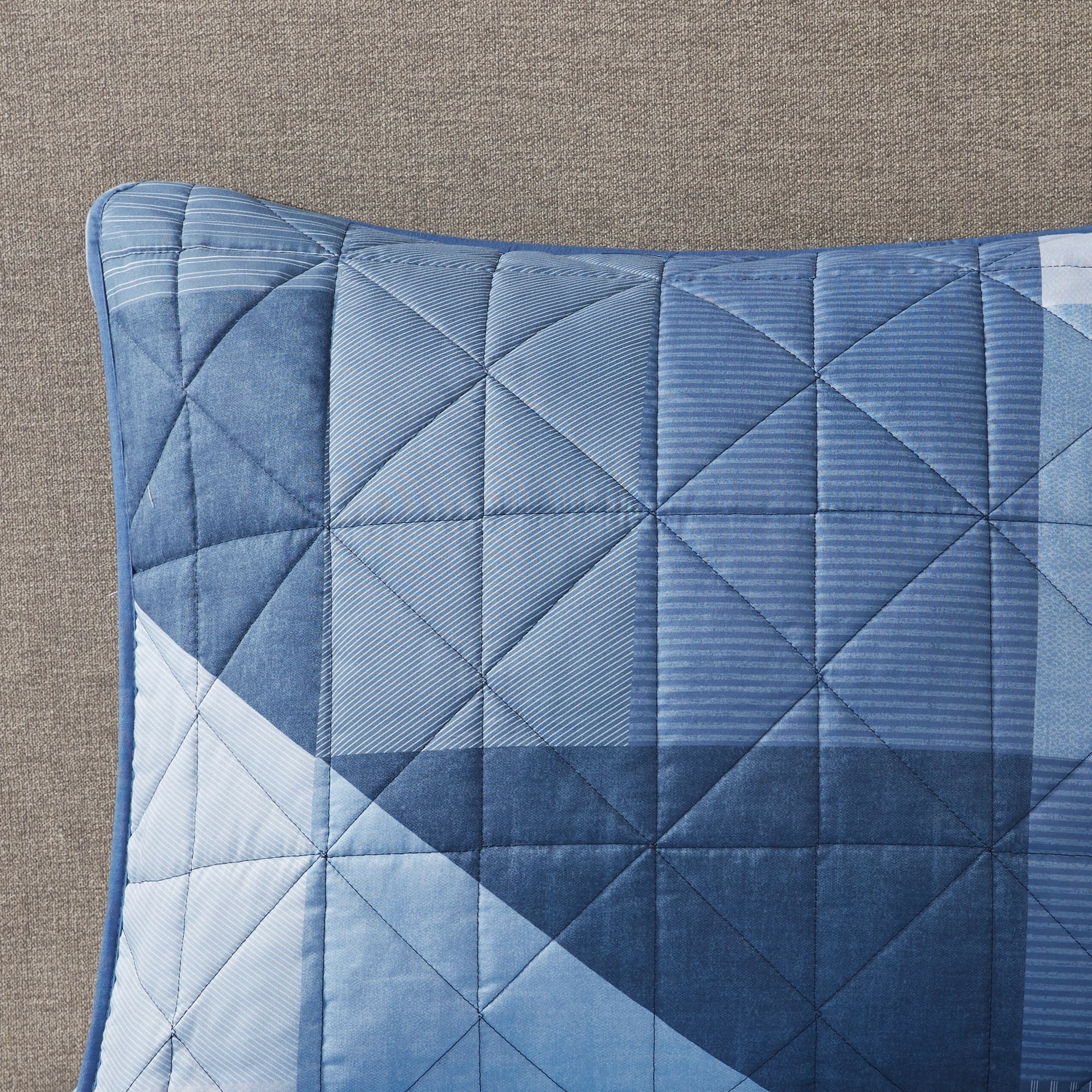 Parure de lit réversible imprimée patchwork bleu Wesley de Intelligent Design