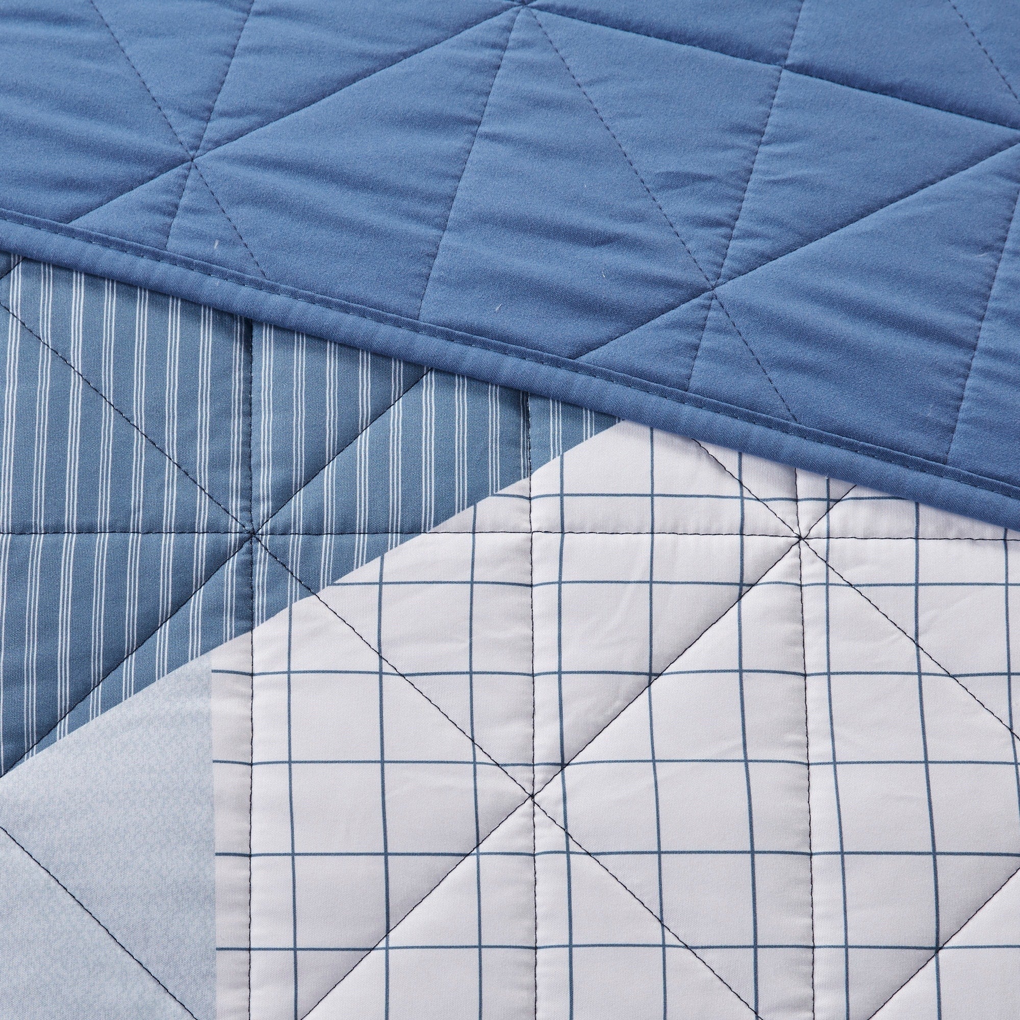 Parure de lit réversible imprimée patchwork bleu Wesley de Intelligent Design