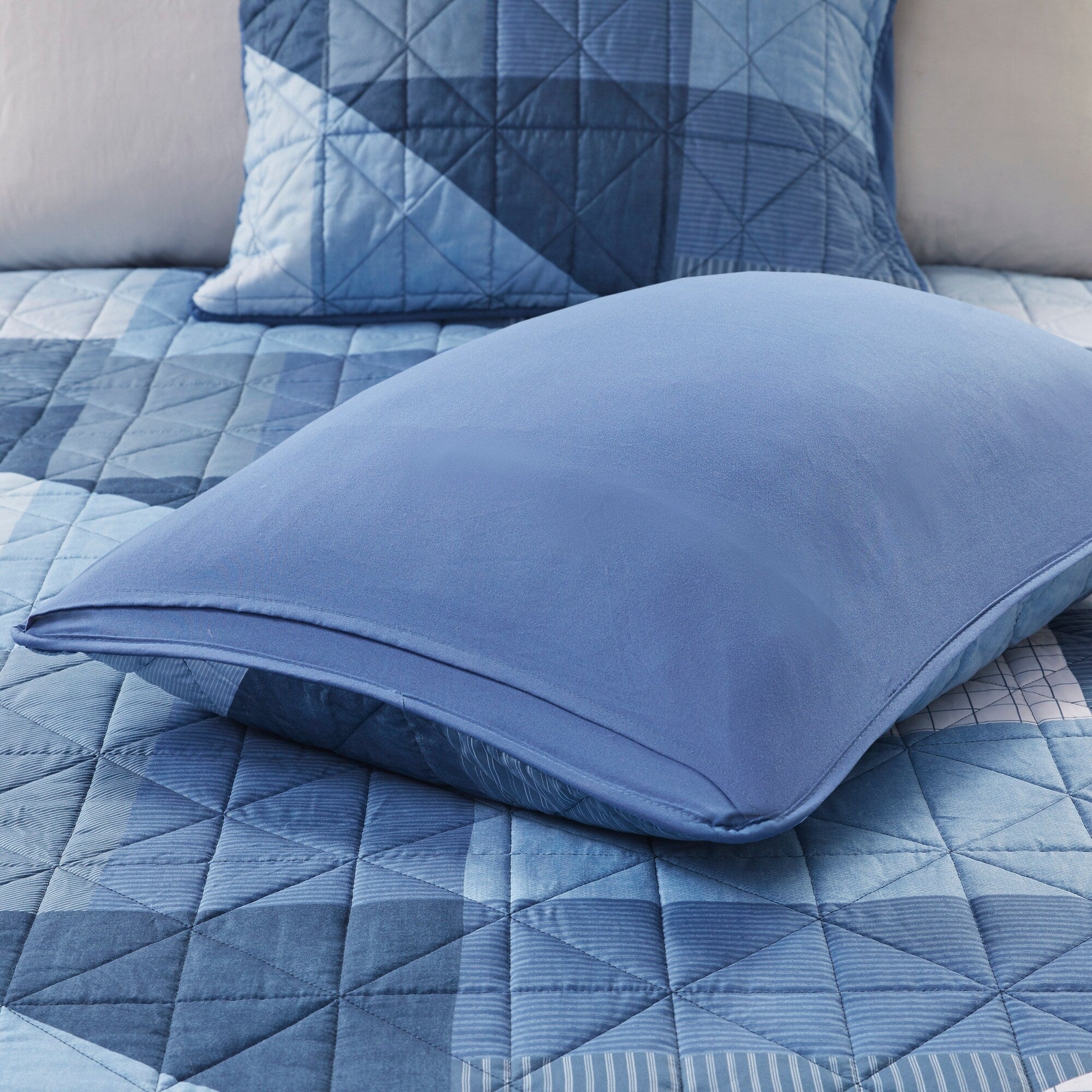 Parure de lit réversible imprimée patchwork bleu Wesley de Intelligent Design