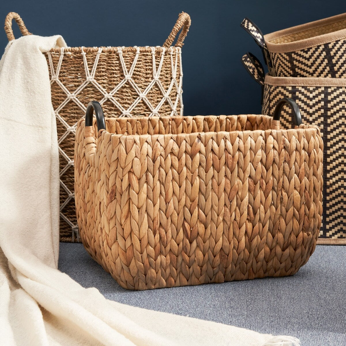 Panier rond tissé en jonc de mer et jacinthe d'eau Isidore pour le rangement de la maison
