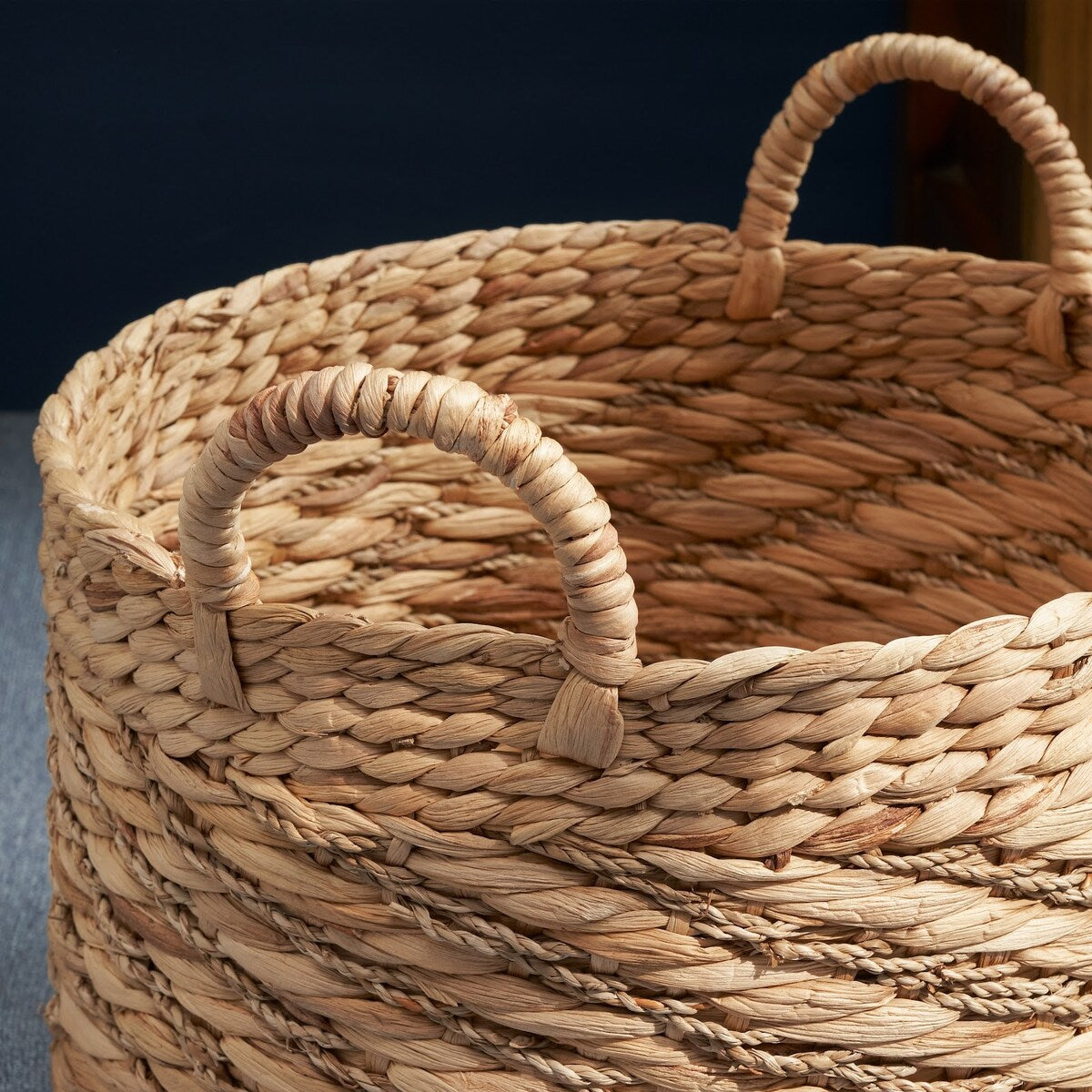 Panier rond tissé en jonc de mer et jacinthe d'eau Isidore pour le rangement de la maison