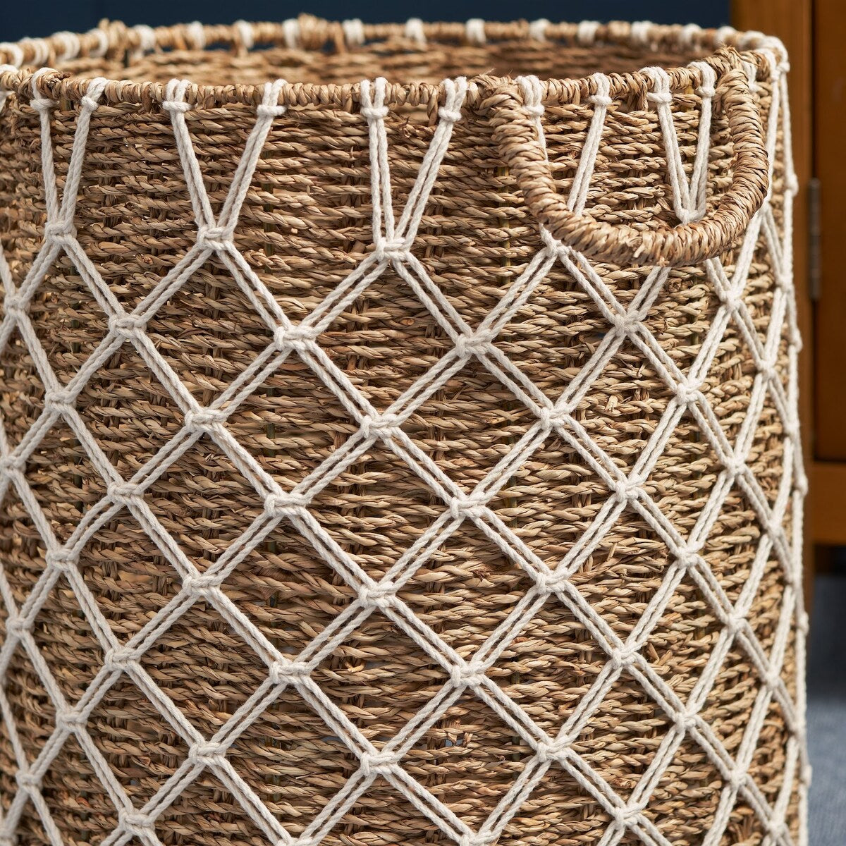 Panier rond tissé en jonc de mer et jacinthe d'eau Isidore pour le rangement de la maison