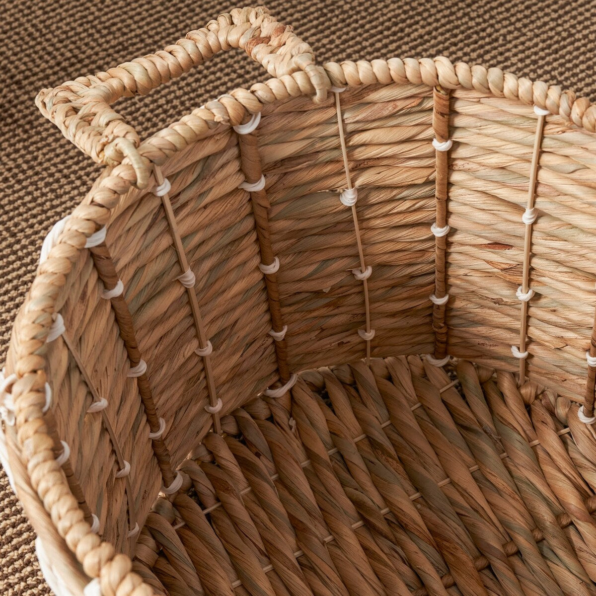 Panier rond tissé en jonc de mer et jacinthe d'eau Isidore pour le rangement de la maison