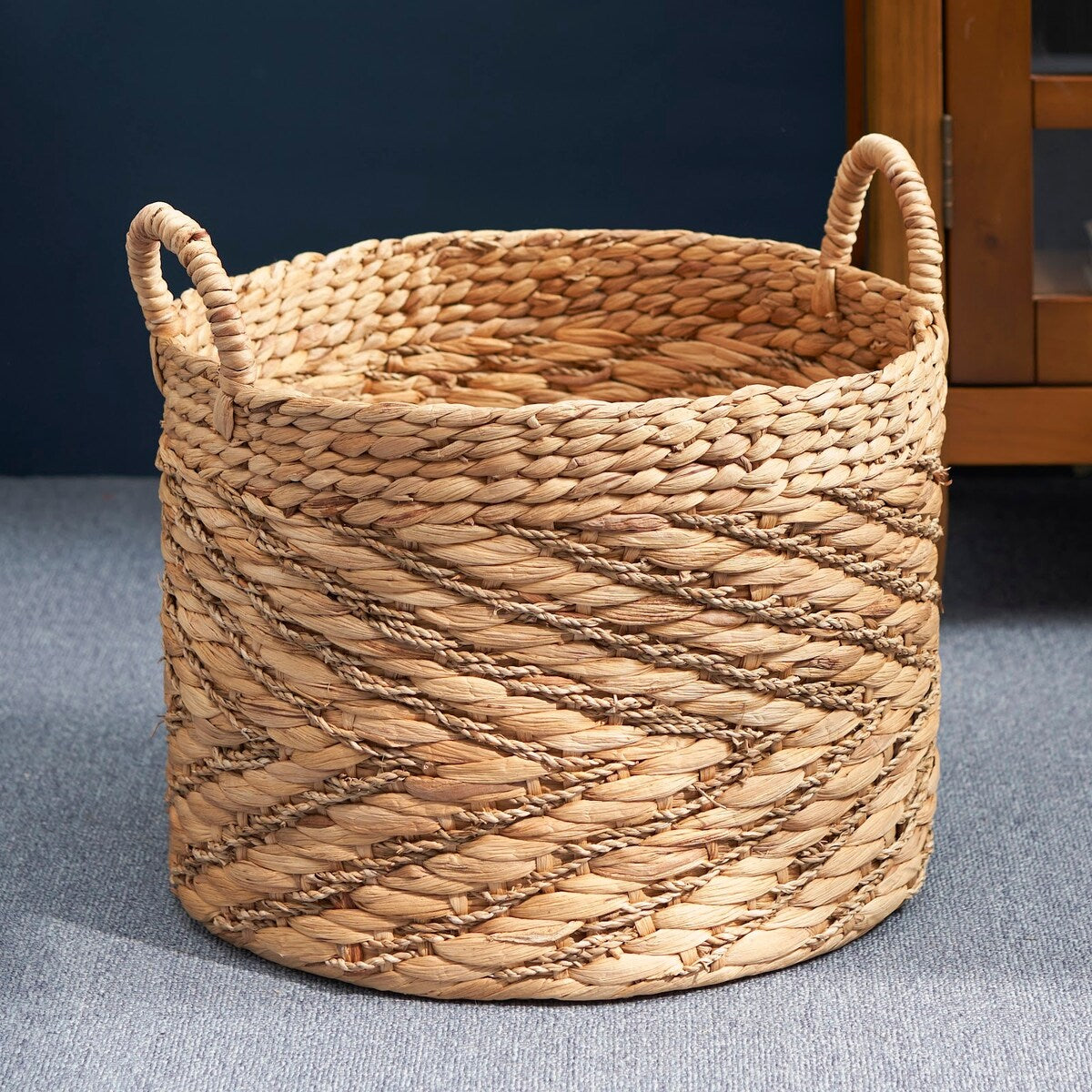 Panier rond tissé en jonc de mer et jacinthe d'eau Isidore pour le rangement de la maison