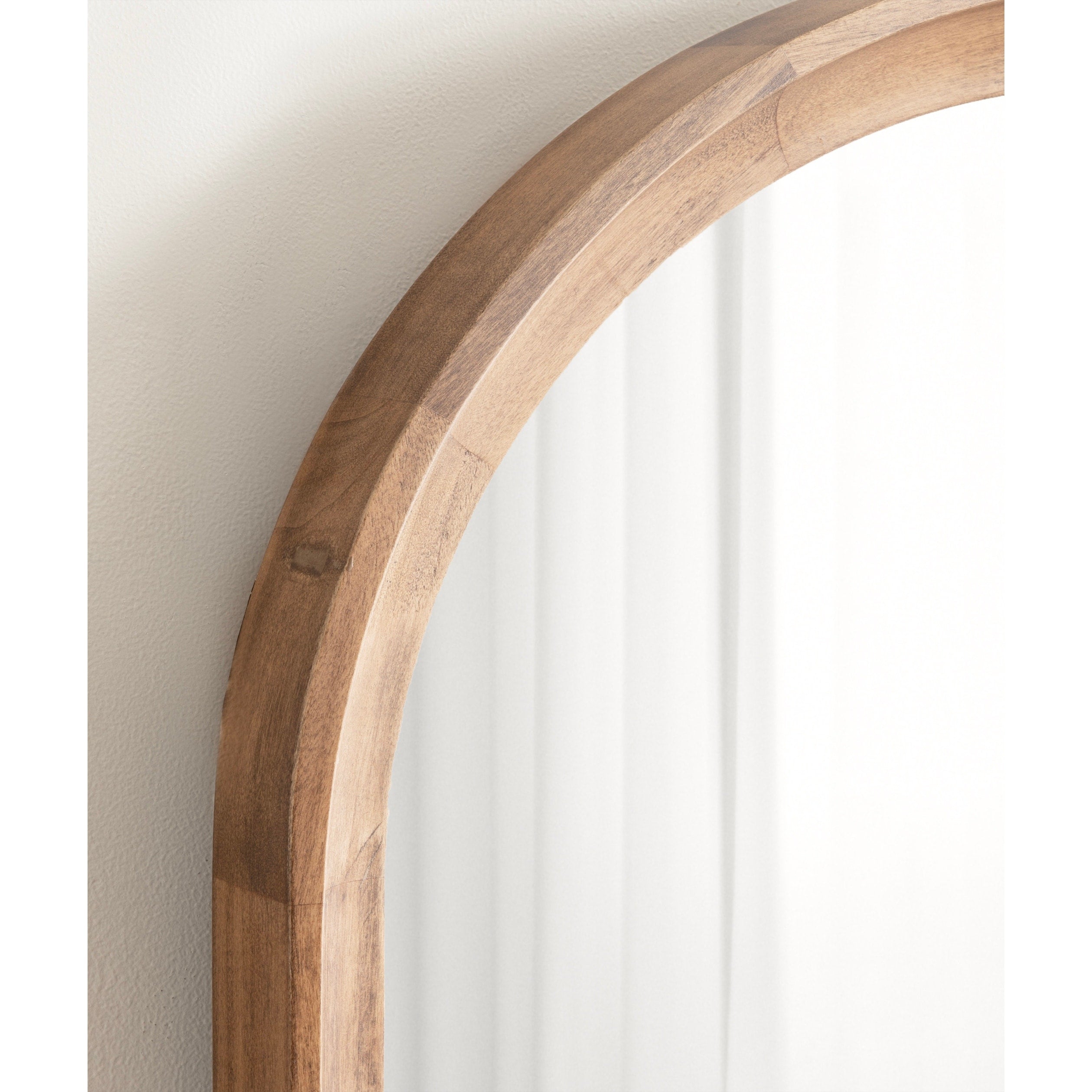 Miroir mural en bois Arch de Kate et Laurel Hatherleigh