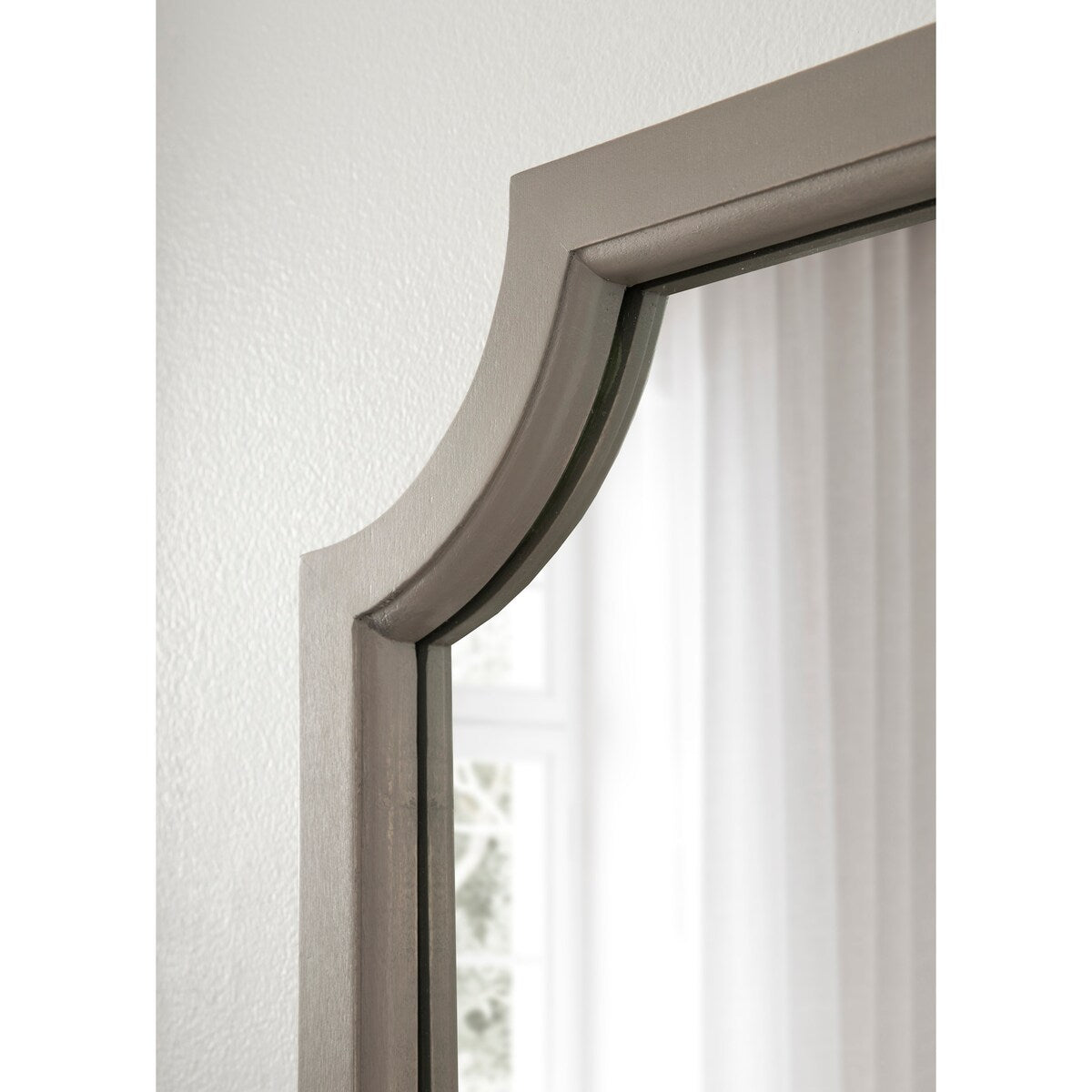 Miroir encadré en bois festonné Kate et Laurel Hogan