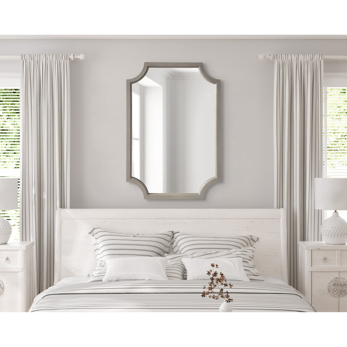 Miroir encadré en bois festonné Kate et Laurel Hogan