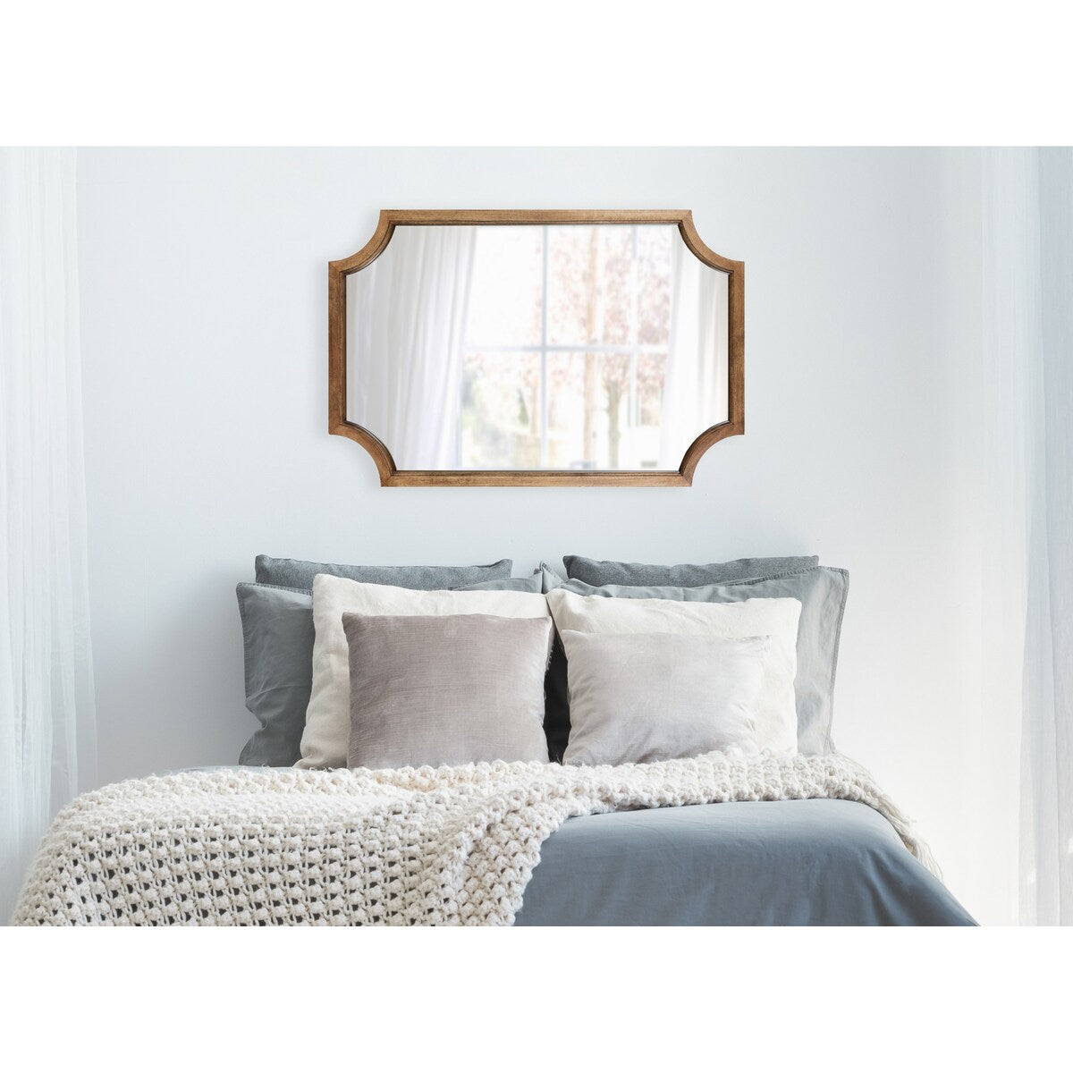 Miroir encadré en bois festonné Kate et Laurel Hogan