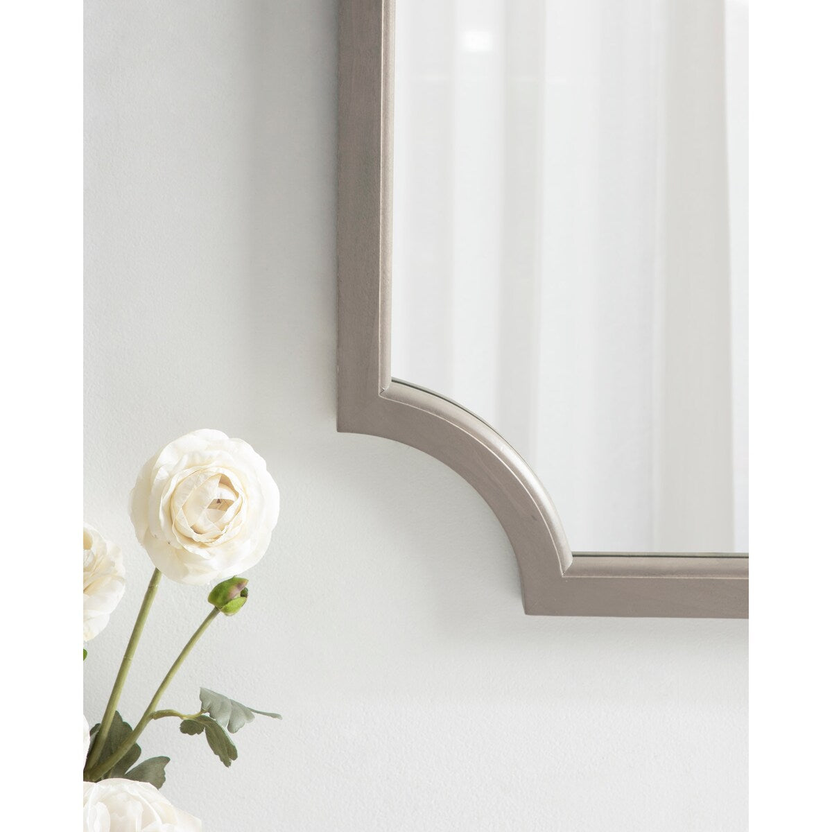 Miroir encadré en bois festonné Kate et Laurel Hogan