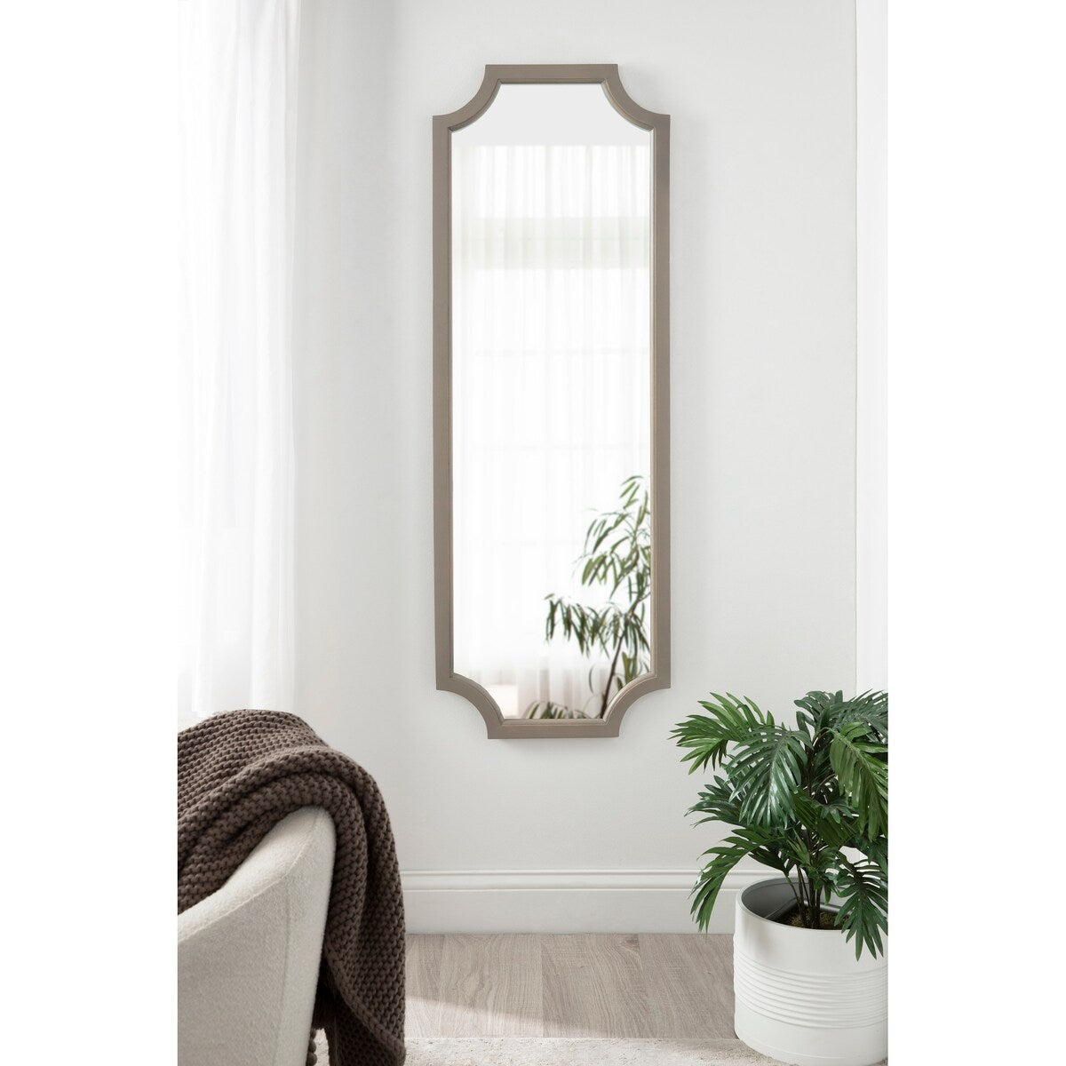 Miroir encadré en bois festonné Kate et Laurel Hogan