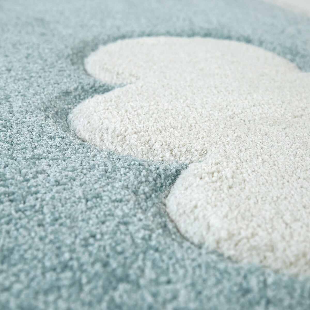 Tapis pour chambre d'enfant ou crèche aux couleurs pastel avec nuages