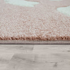 Tapis pour chambre d'enfant ou crèche aux couleurs pastel avec nuages