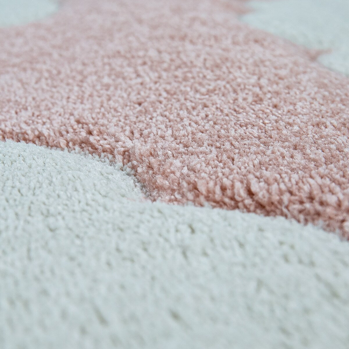 Tapis pour chambre d'enfant ou crèche aux couleurs pastel avec nuages