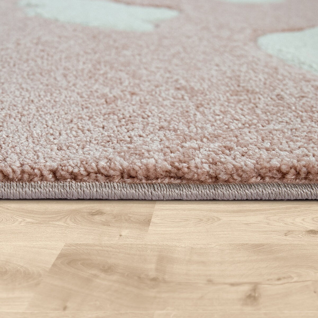 Tapis pour chambre d'enfant ou crèche aux couleurs pastel avec nuages
