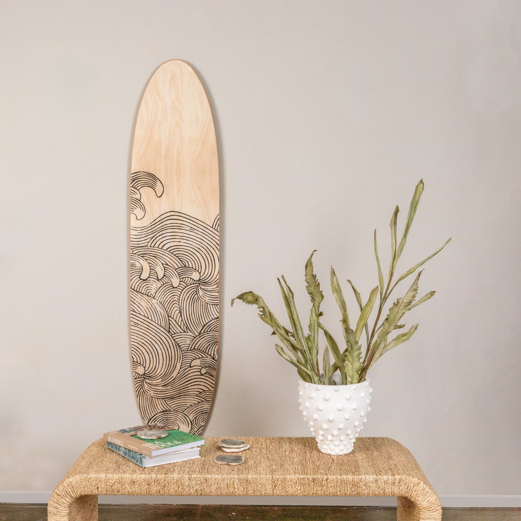 Décoration murale en bois laqué en forme de planche de surf