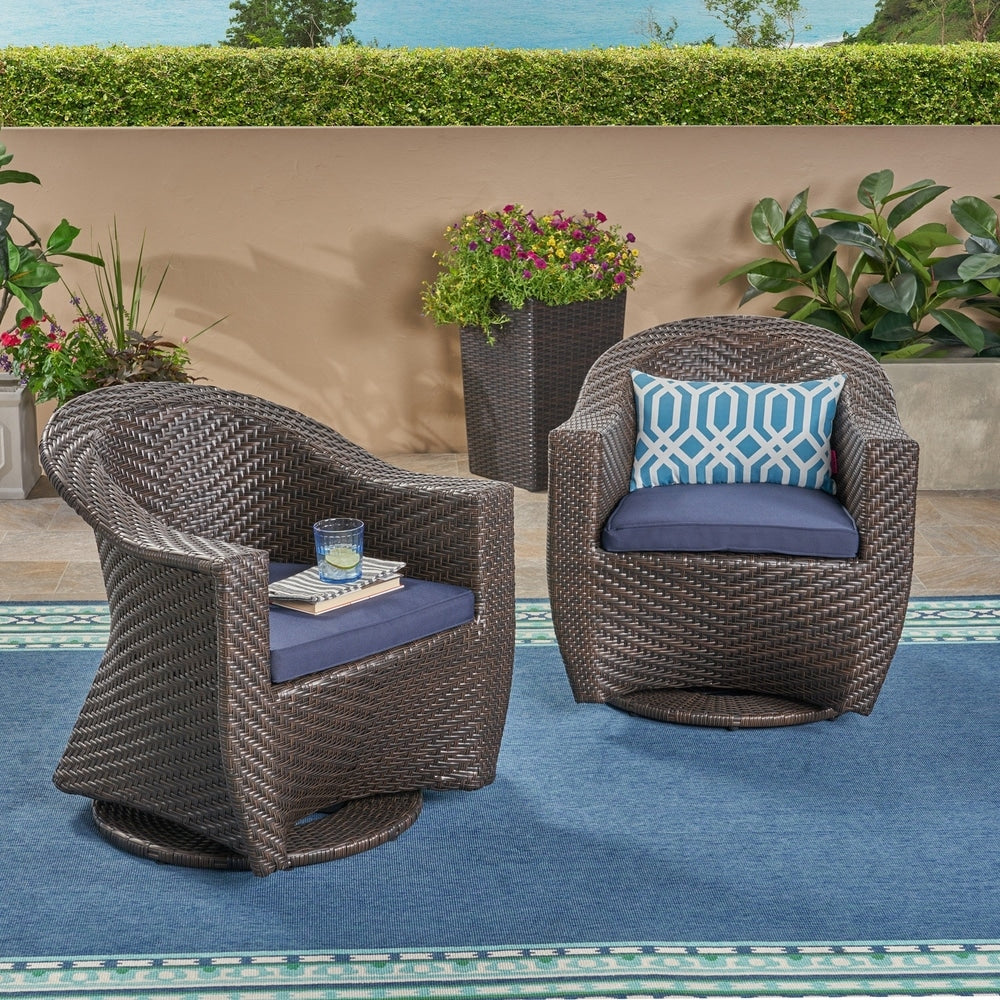 Chaise pivotante d'extérieur en osier Larchmont (lot de 2) par Christopher Knight Home