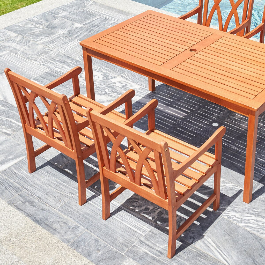 Ensemble de salle à manger de patio Lazarus 5 pièces en bois tropical brun rougeâtre avec table et fauteuils