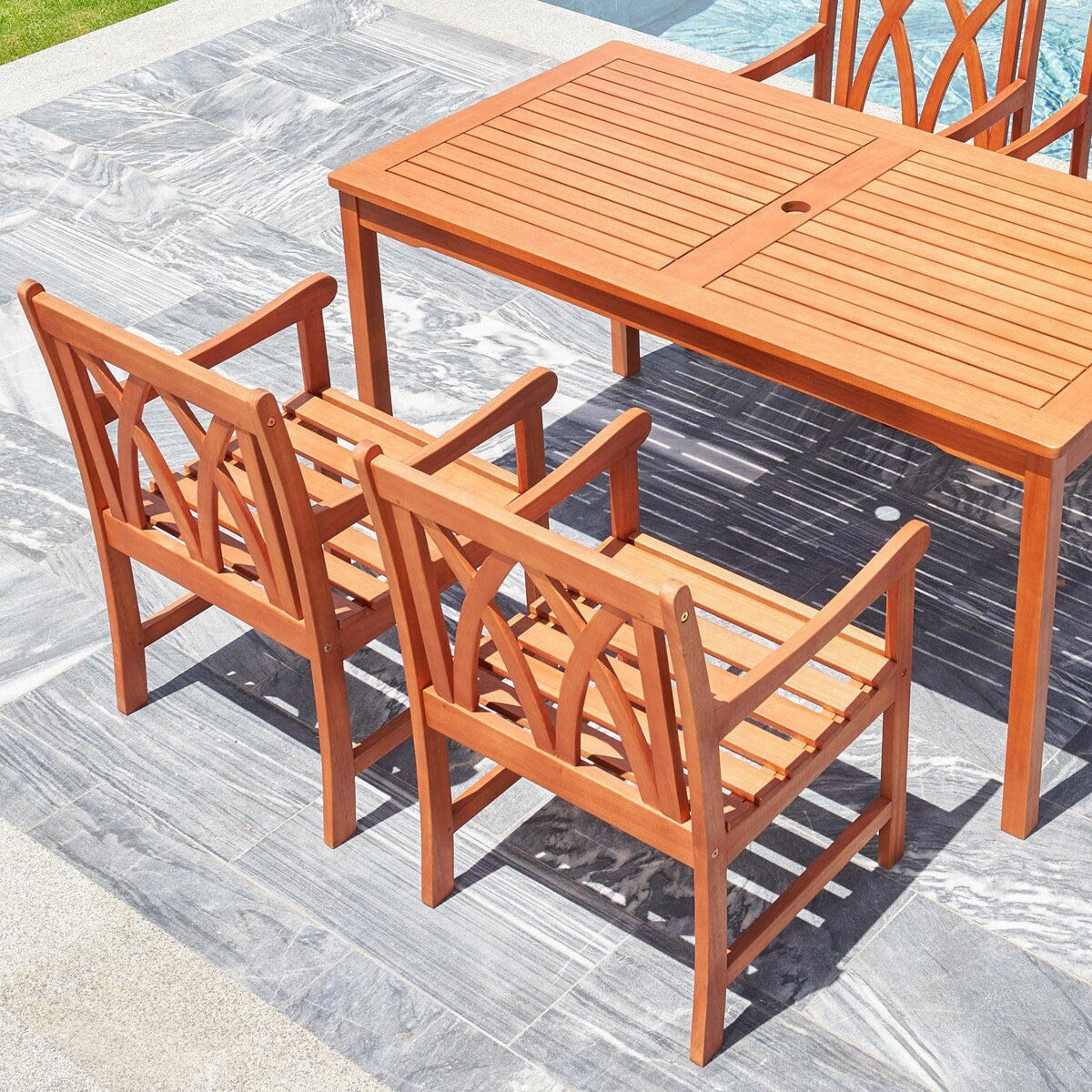 Ensemble de salle à manger de patio Lazarus 5 pièces en bois tropical brun rougeâtre avec table et fauteuils
