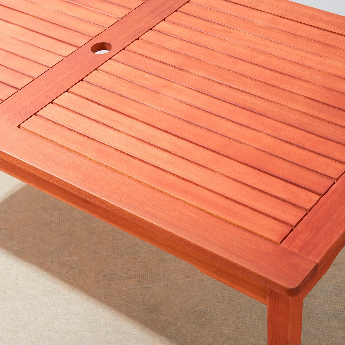 Ensemble de salle à manger de patio Lazarus 5 pièces en bois tropical brun rougeâtre avec table et fauteuils