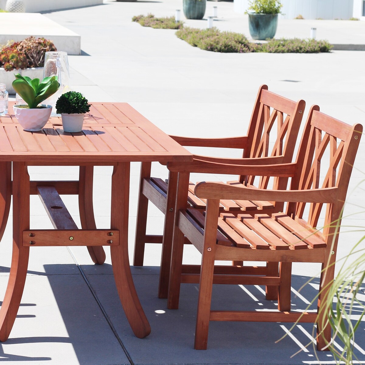Ensemble de salle à manger de patio Lazarus 5 pièces en bois tropical brun rougeâtre avec table et fauteuils