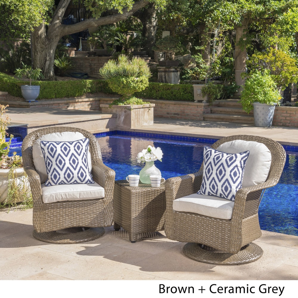 Ensemble de 3 chaises pivotantes d'extérieur Liam en osier avec coussin par Christopher Knight Home