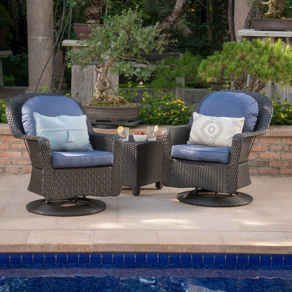 Ensemble de 3 chaises pivotantes d'extérieur Liam en osier avec coussin par Christopher Knight Home