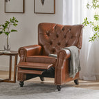 Fauteuil inclinable rembourré en cuir synthétique marron clair avec repose-pieds, dossier capitonné et détails cloutés