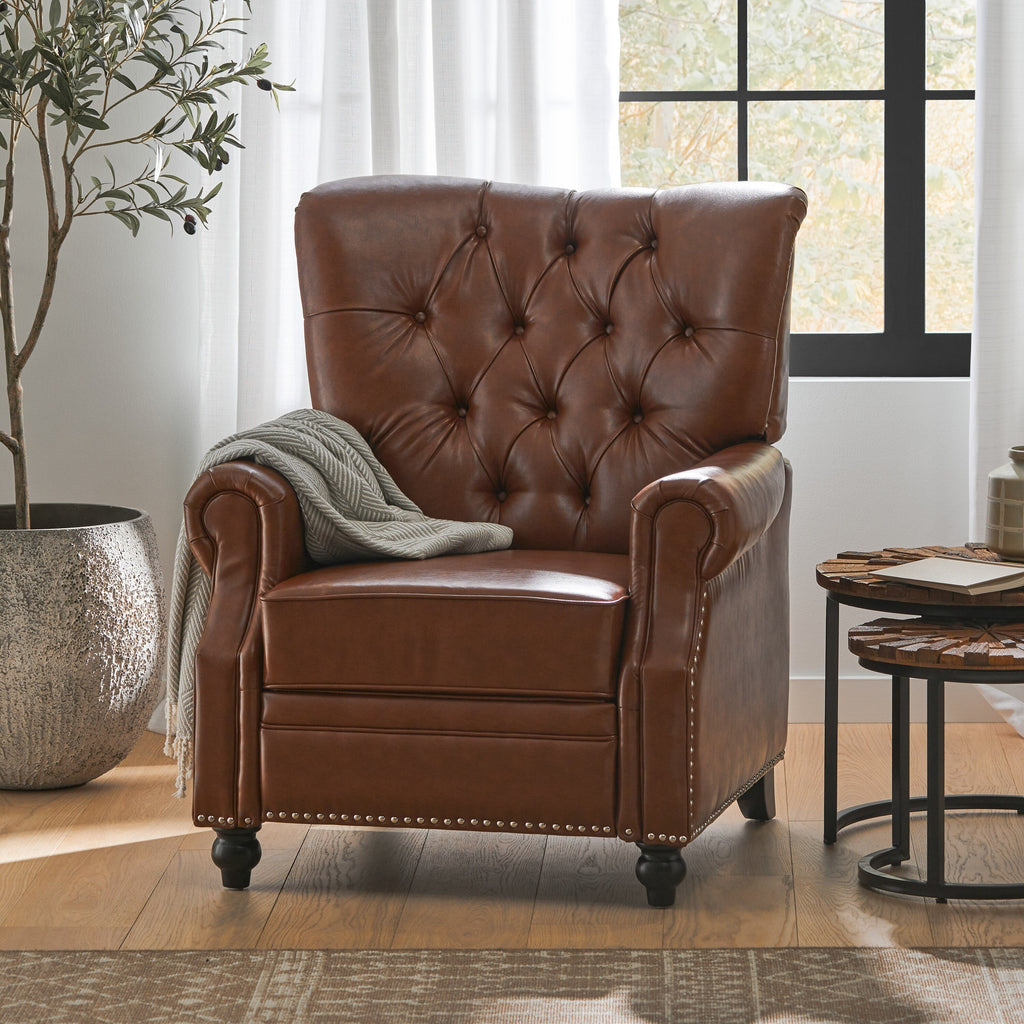Fauteuil inclinable rembourré en cuir synthétique marron clair avec repose-pieds, dossier capitonné et détails cloutés