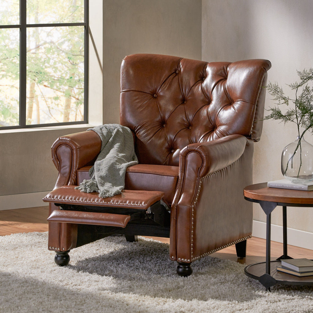 Fauteuil inclinable rembourré en cuir synthétique marron clair avec repose-pieds, dossier capitonné et détails cloutés