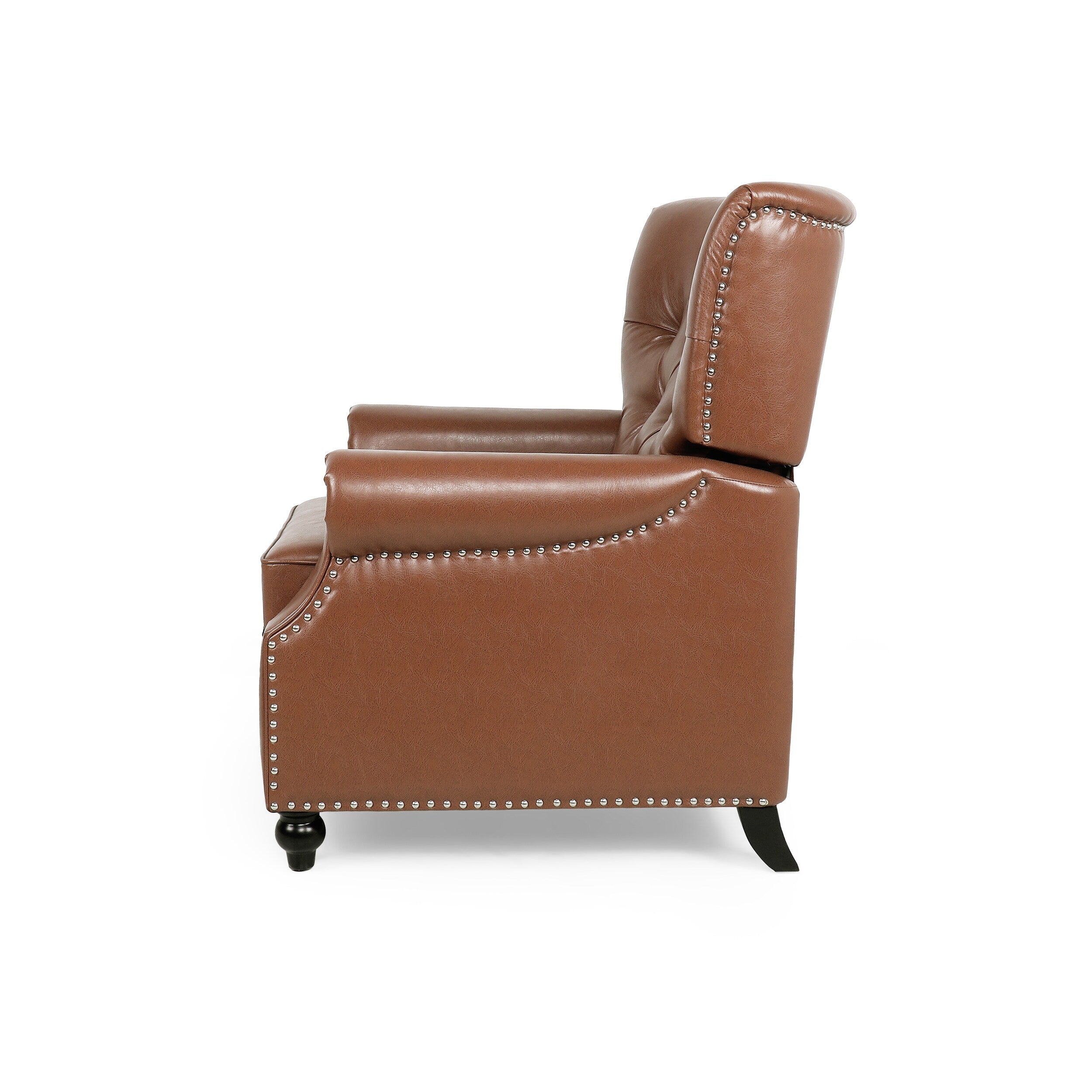 Fauteuil inclinable rembourré en cuir synthétique marron clair avec repose-pieds, dossier capitonné et détails cloutés