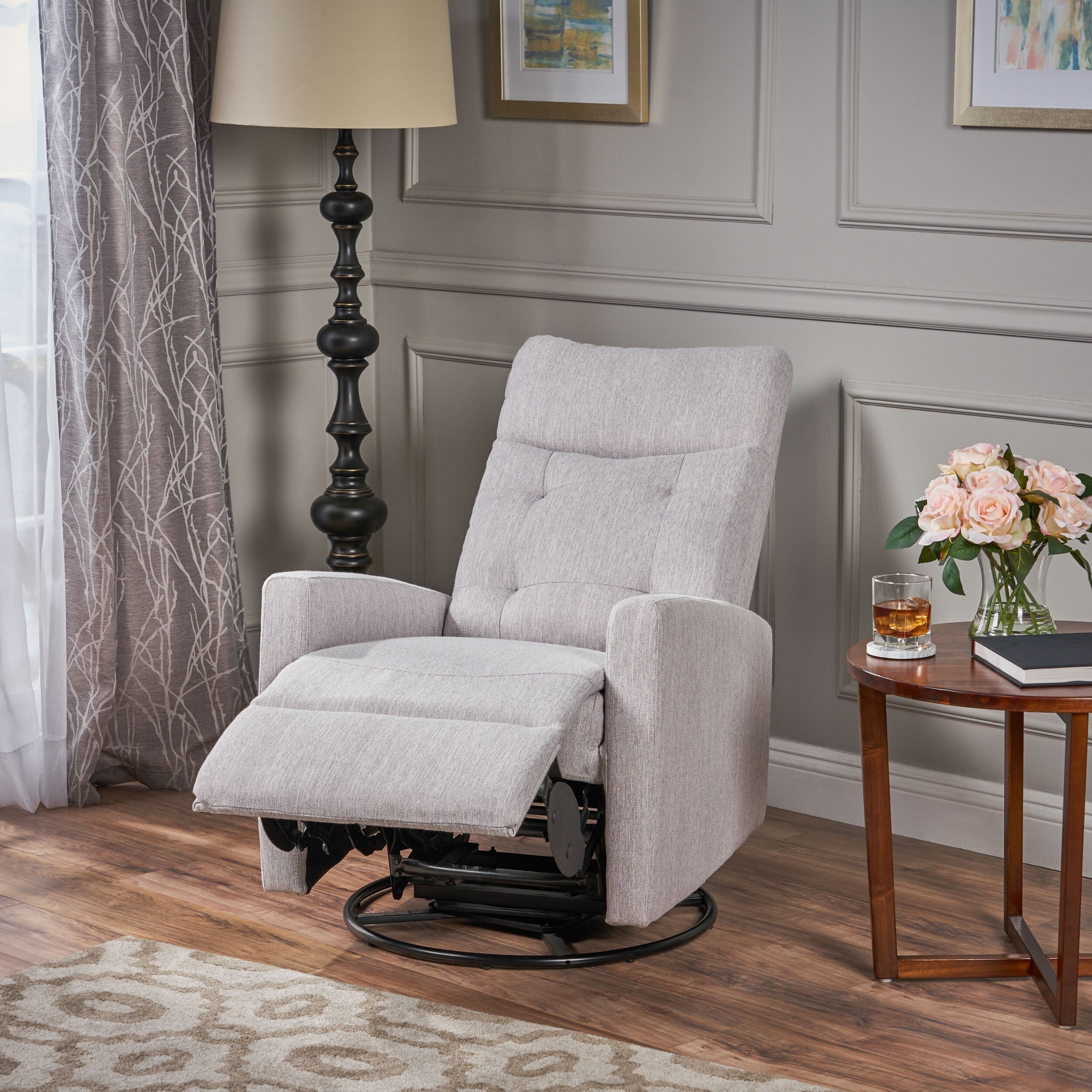 Fauteuil inclinable pivotant et rembourré en tissu gris clair moderne avec repose-pieds et dossier capitonné