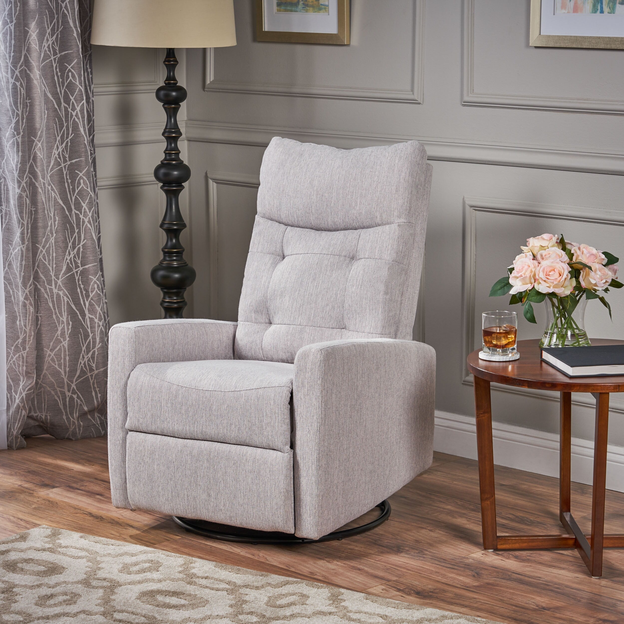 Fauteuil inclinable pivotant et rembourré en tissu gris clair moderne avec repose-pieds et dossier capitonné