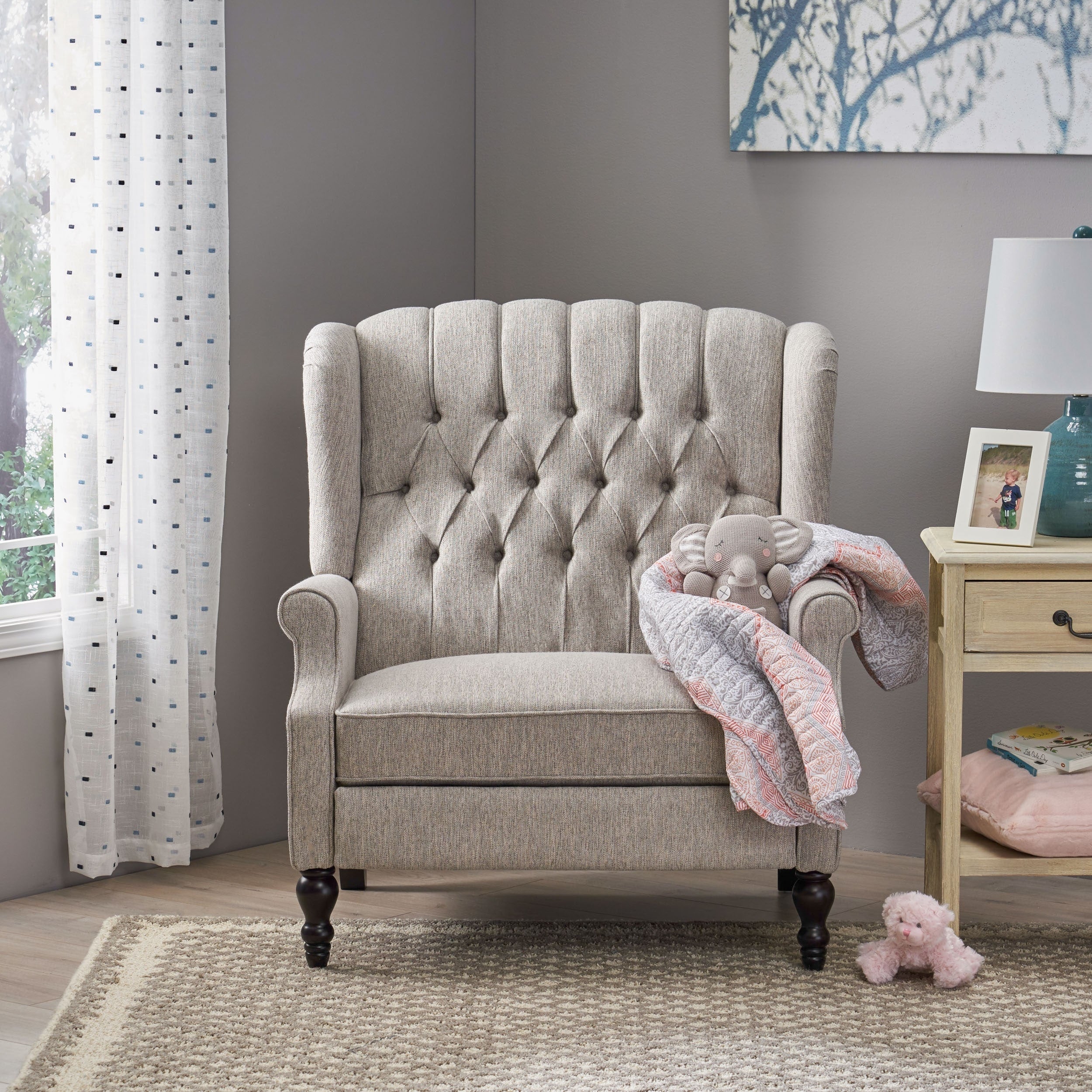 Fauteuil inclinable rembourré surdimensionné gris clair avec repose-pieds, dossier capitonné et clous décoratifs