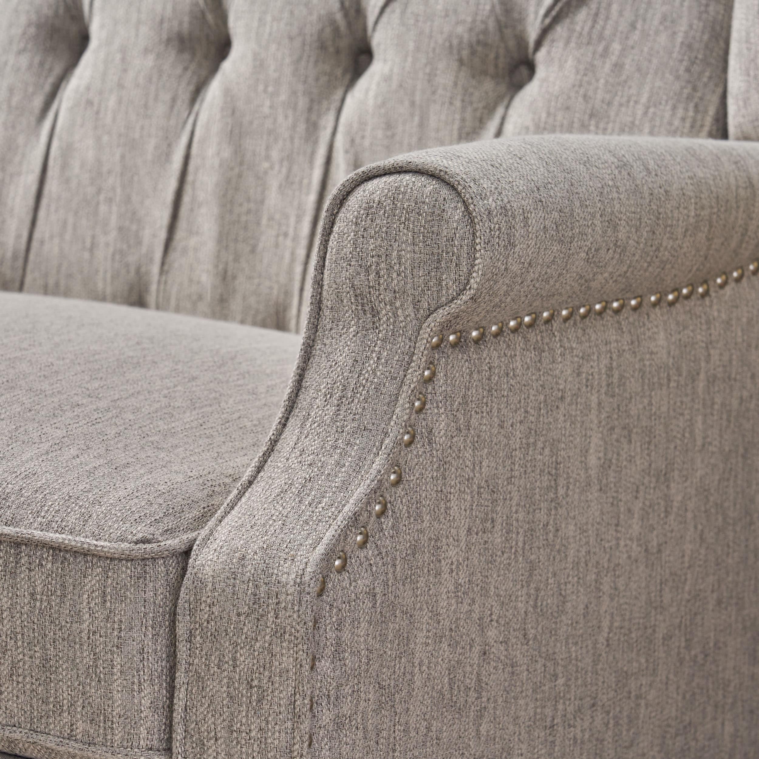 Fauteuil inclinable rembourré surdimensionné gris clair avec repose-pieds, dossier capitonné et clous décoratifs