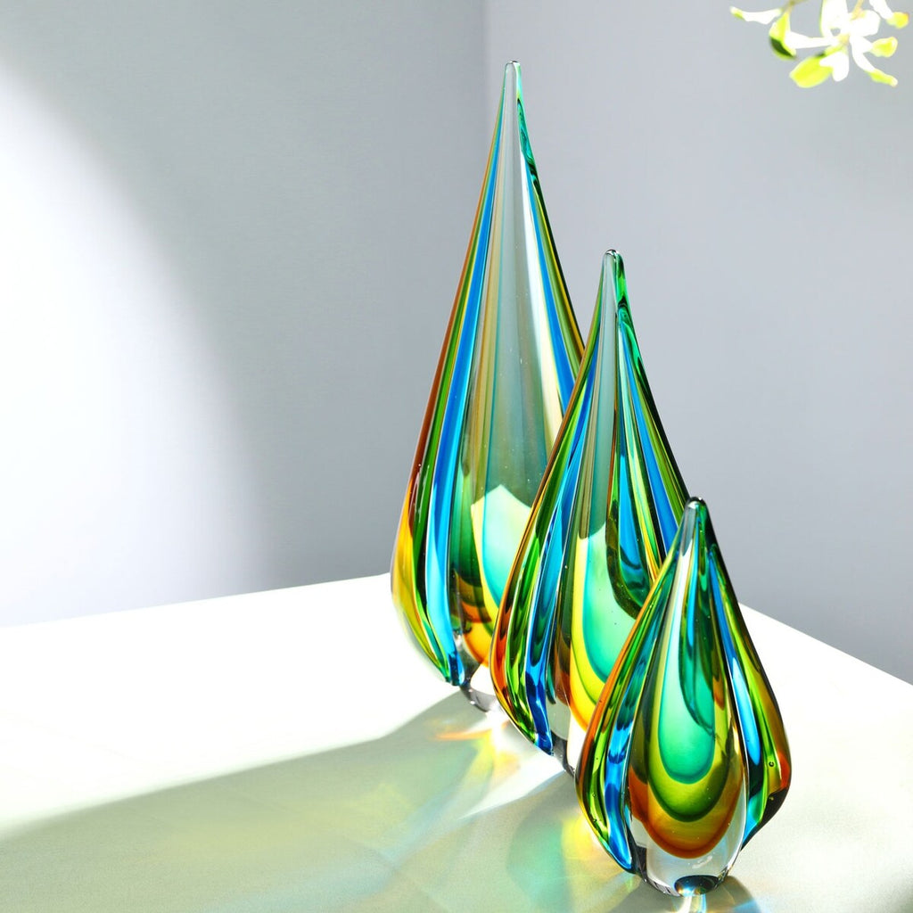Sculpture en verre soufflé à la main en forme de larme de flamme verte de Luxury Lane, de 10 à 18 pouces de hauteur