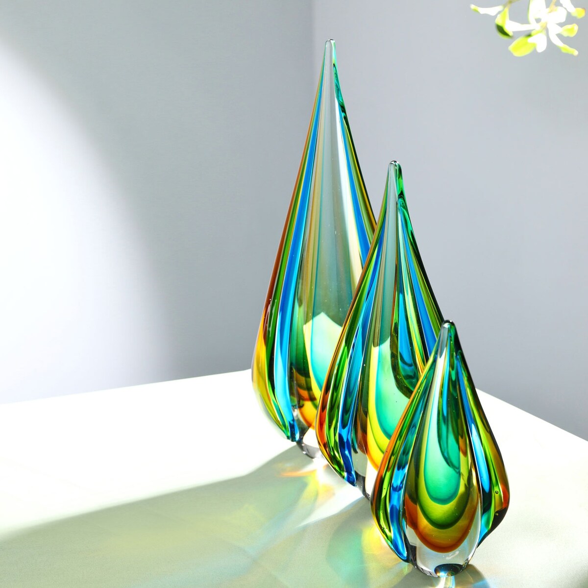 Sculpture en verre soufflé à la main en forme de larme de flamme verte de Luxury Lane, de 10 à 18 pouces de hauteur