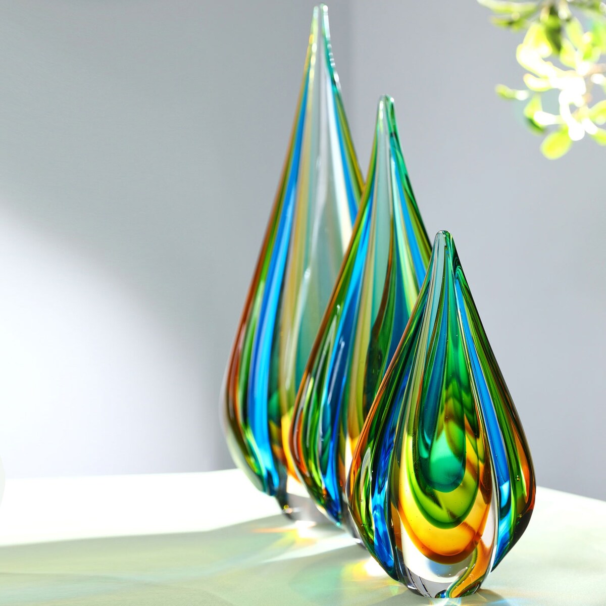 Sculpture en verre soufflé à la main en forme de larme de flamme verte de Luxury Lane, de 10 à 18 pouces de hauteur