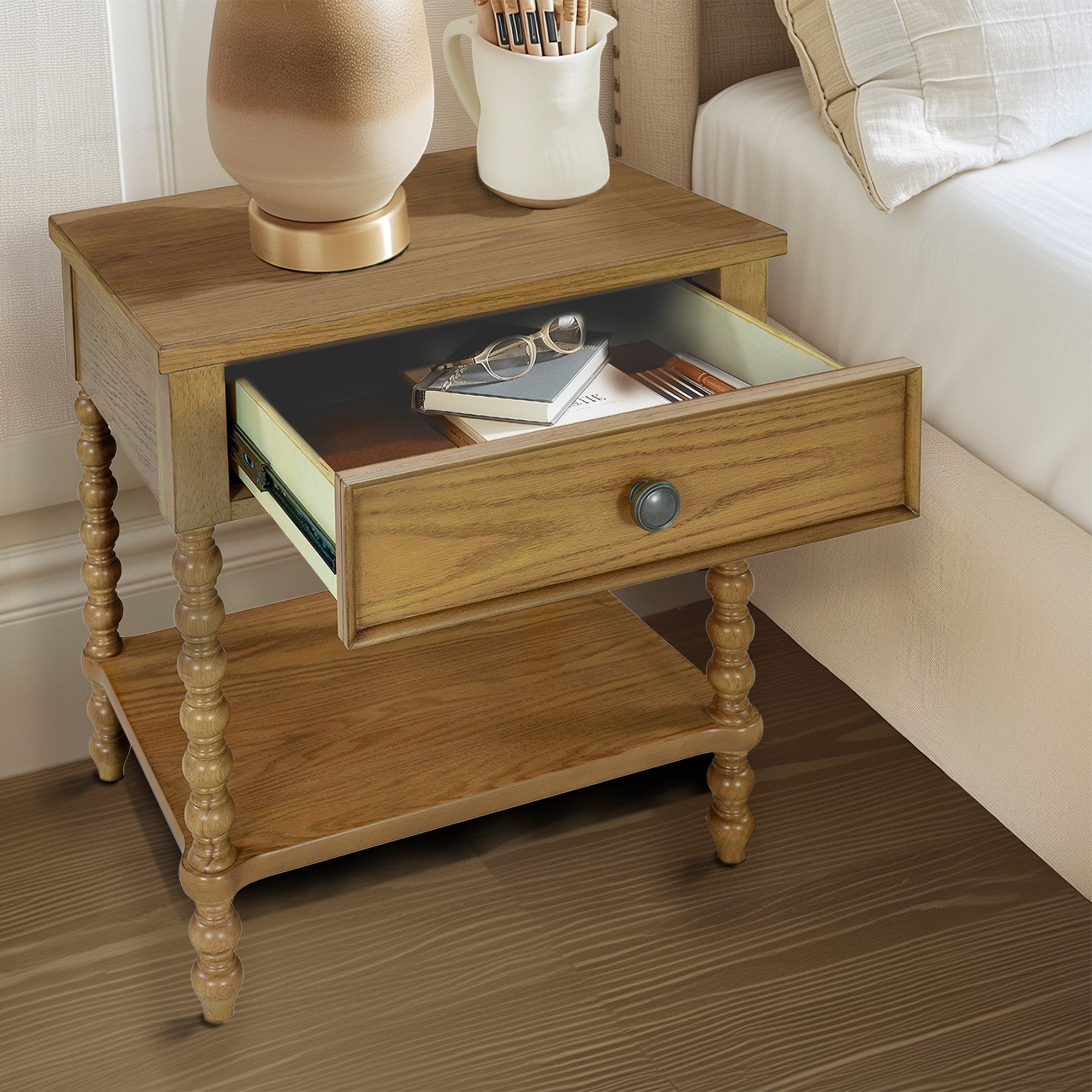 Table de chevet Madison Park Signature Beckett en bois tourné avec tiroir et étagère