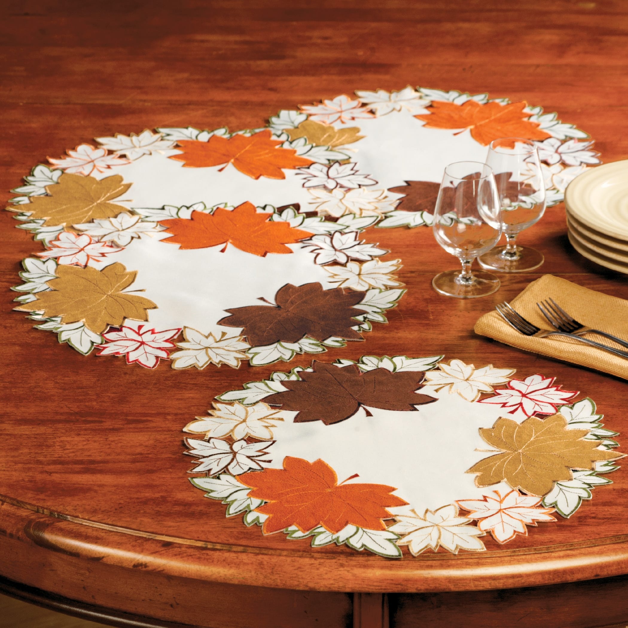 Linge de table d'automne brodé de feuilles d'érable