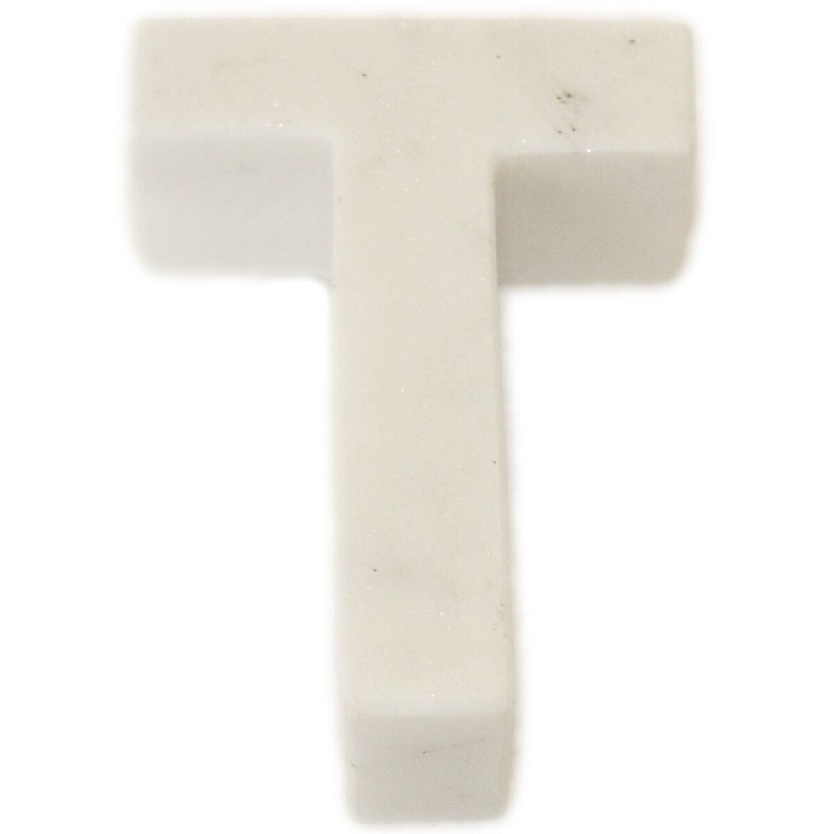 Lettre Helvetica en marbre blanc